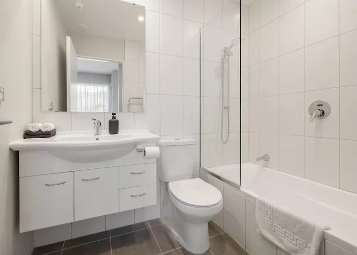 Modern Private Studio, Own Entry & Parking Appartement